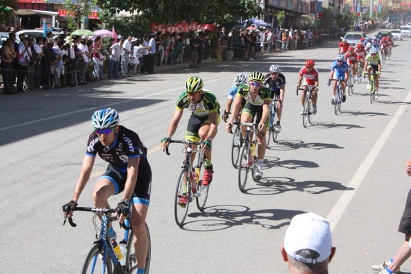 Subway - Avanti Pro Cycling team members Ian Smallman and Sam Horgan sit in the bunch at the Tour de Qinghai Lake in China.  